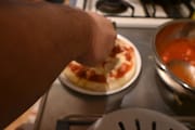 ピザをカット。(撮影:檜原洋平)