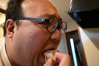 味見する大鶴肥満。（撮影：檜原洋平）