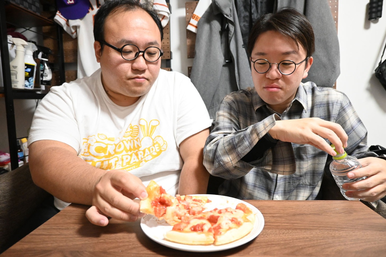 大鶴肥満お手製ピザを食べる大鶴肥満と檜原。