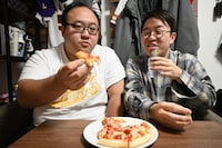 大鶴肥満お手製ピザを食べる大鶴肥満と檜原。