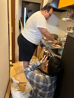 チーズを振りかける大鶴肥満さんを下から撮る檜原さん。