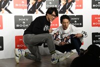 オフィシャルカメラマンのリクエストに応えてさまざまなポーズを披露する囲碁将棋。