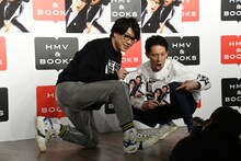 オフィシャルカメラマンのリクエストに応えてさまざまなポーズを披露する囲碁将棋。