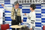 話が噛み合わない（左から）市村記者、友近。