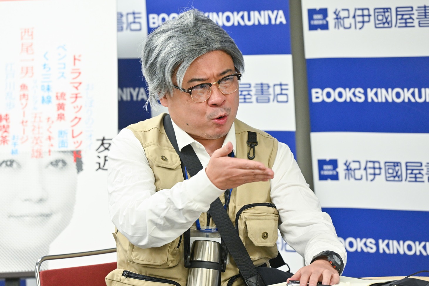 友近にタカラジェンヌのコントをさせようとする市村記者。