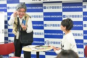 「東京へ殴り込みや！」のポーズをリクエストする市村記者。