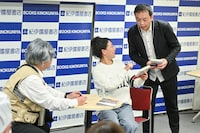 左から市村記者、友近、中川家・礼二に似たマネージャー。