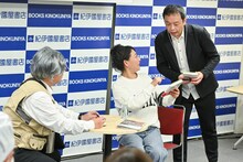 左から市村記者、友近、中川家・礼二に似たマネージャー。