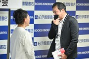 コソコソと話し合う友近とマネージャー。