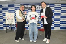 左からバッファロー吾郎Aに似た市村記者、友近、中川家・礼二に似たマネージャー。