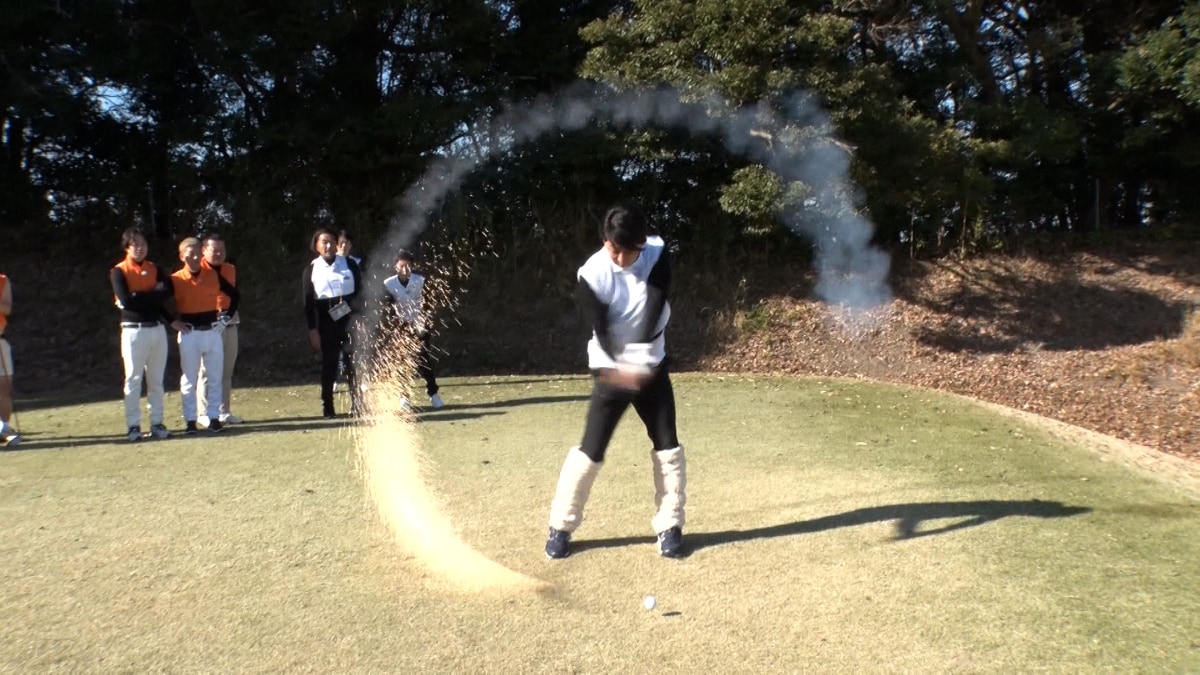 「ジョンソン」メンバーがゴルフでチーム戦　“課金アイテム”使える