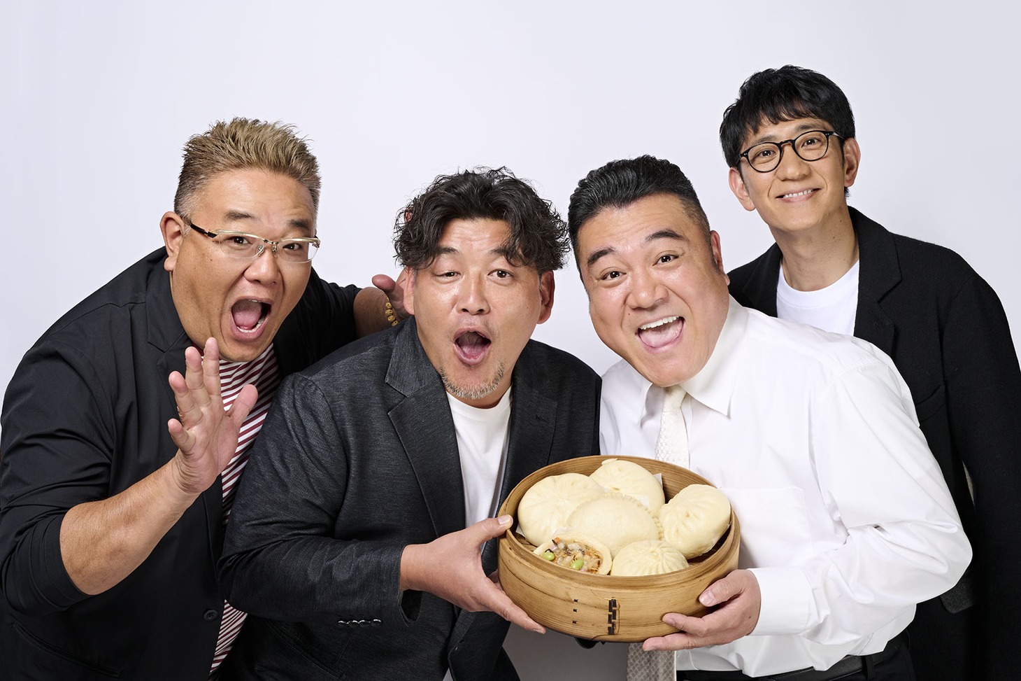 「アンタウォッチマン！」番組公式グッズの中華まん「アンタウォッチまん」を開発した（左から）サンドウィッチマンとアンタッチャブル。(c)テレビ朝日