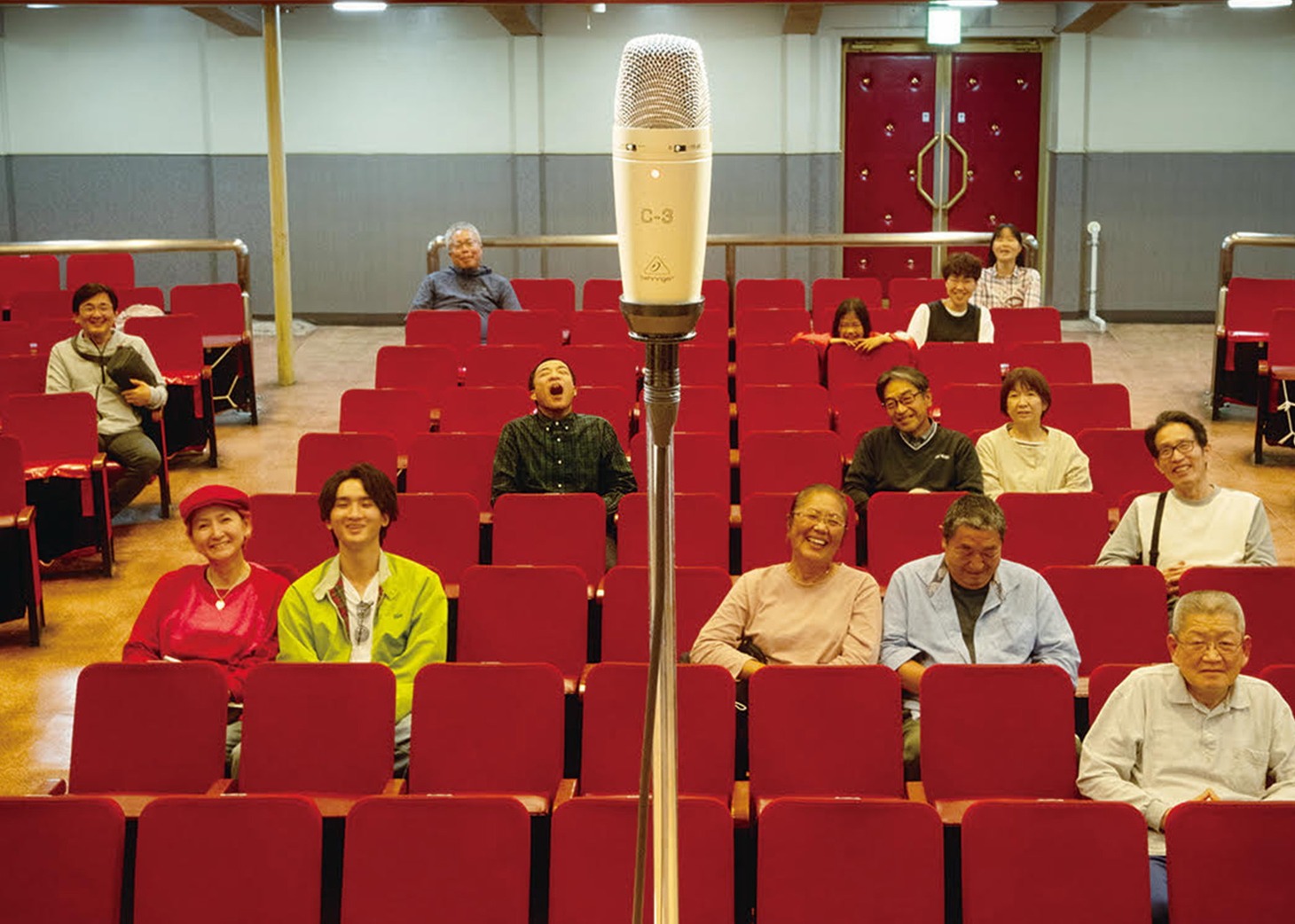 「漫才協会 THE MOVIE ～舞台の上の懲りない面々～」の新場面写真。