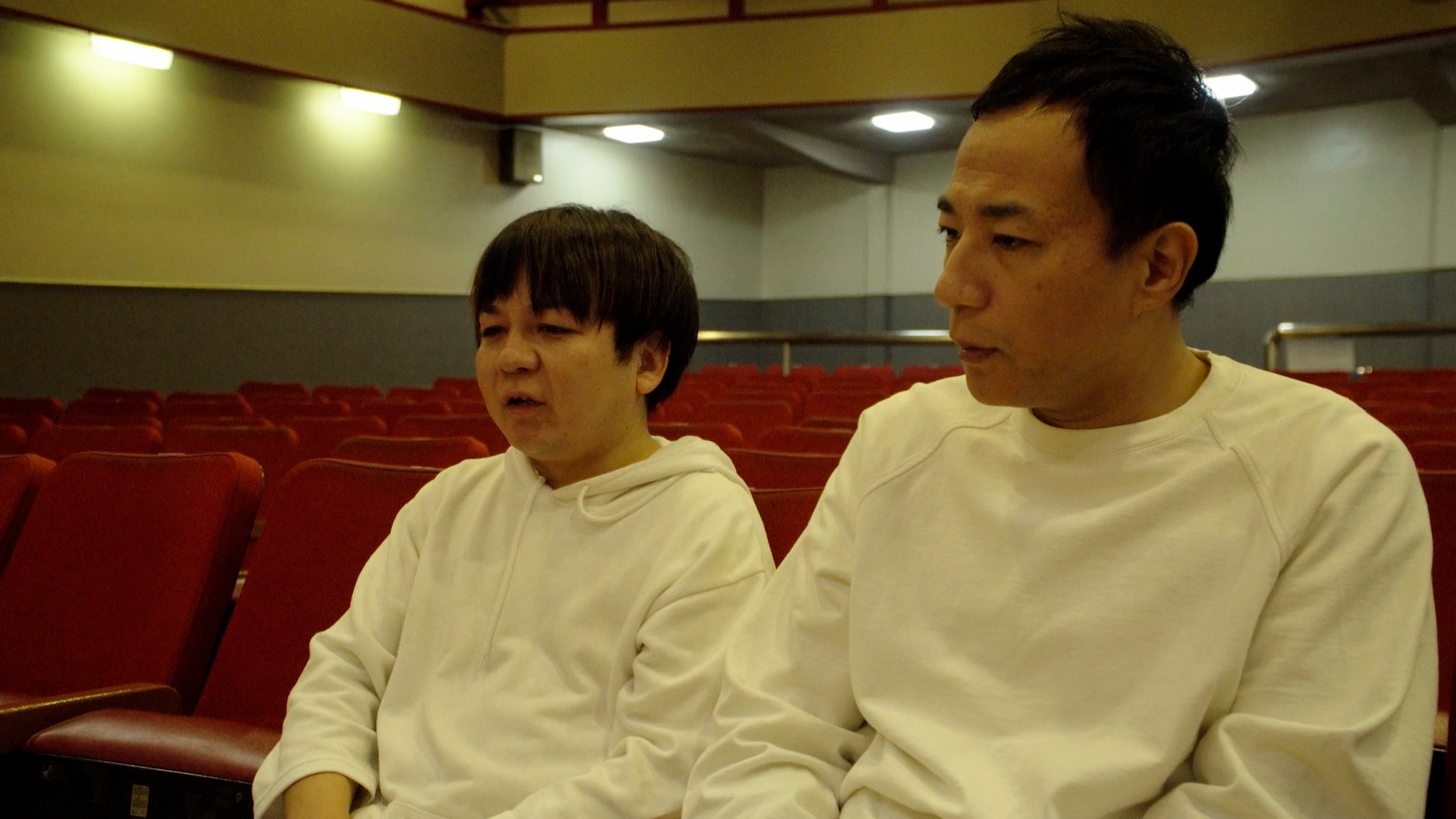 「漫才協会 THE MOVIE ～舞台の上の懲りない面々～」の場面写真。