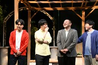 自分で書いた脚本なのに「動きが違う」と指摘されるライス田所（左から2人目）。