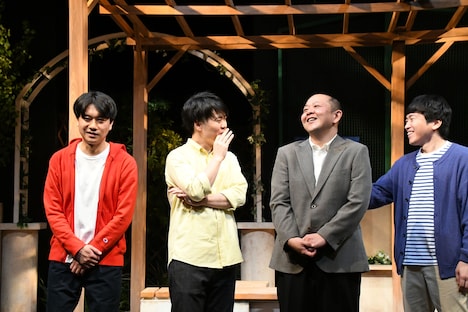 自分で書いた脚本なのに「動きが違う」と指摘されるライス田所（左から2人目）。