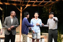 失礼な質問をする記者に食って掛かるしずるKAƵMA（左から3人目）。