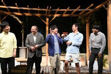 失礼な質問をする記者に淀みなく語りかけるしずる村上（左から3人目）。