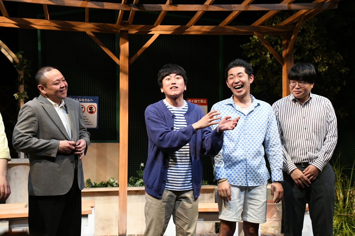 失礼な質問をする記者に淀みなく語りかけるさまが恐ろしいしずる村上（左から2人目）。