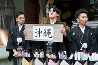 2024年に訪れる場所を決めるくじ引きの様子。