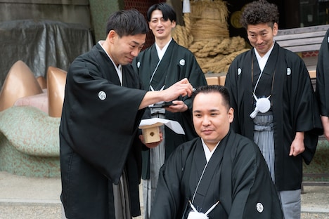 ミルクボーイ内海の角刈りに新たな髪を植える儀式「お角植え」の様子。