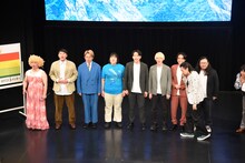 どれだけ長くヨーデルを言えるか競う「ヨーデルダービー」の様子。真空ジェシカ川北は不正をしている者がいないか確認している。