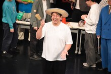 ヨーデルで「みんなはしてるよ殺し合い～、俺だけ楽しそうヨロレイヒ～♪」と歌うレインボー・ジャンボたかお。