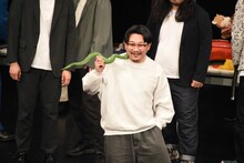 ヨーデルで「生徒の殺し合いを見守ってたら～、蛇に噛まれたよビートたけし～♪」と歌うオズワルド伊藤。