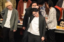 ヨーデルで「海を泳いで逃げようか～、首輪ビリビリ感電死～♪」と歌うレインボー池田。