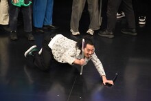 「ヨロレイヨロレイヨロレイヨロレイ」と唱えながら、敵を刀で滅多刺しにする真空ジェシカ川北。