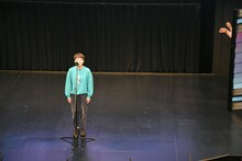 「TOKYOヨーデルCOLLECTION」でムチャぶりを受けるヨネダ2000誠。舞台袖からは「もっと粘れ」と指示が出ている。