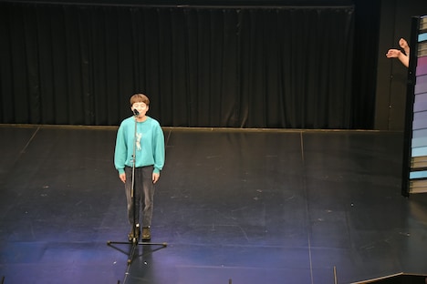 「TOKYOヨーデルCOLLECTION」でムチャぶりを受けるヨネダ2000誠。舞台袖からは「もっと粘れ」と指示が出ている。