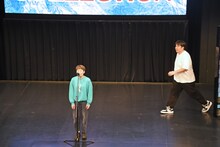 ヨネダ2000誠（左）を助けに行くレインボー・ジャンボたかお（右）。