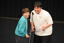 ヨネダ2000誠（左）の助けに来たレインボー・ジャンボたかお（右）。