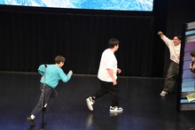 舞台から走って逃げるヨネダ2000誠とレインボー・ジャンボたかお。