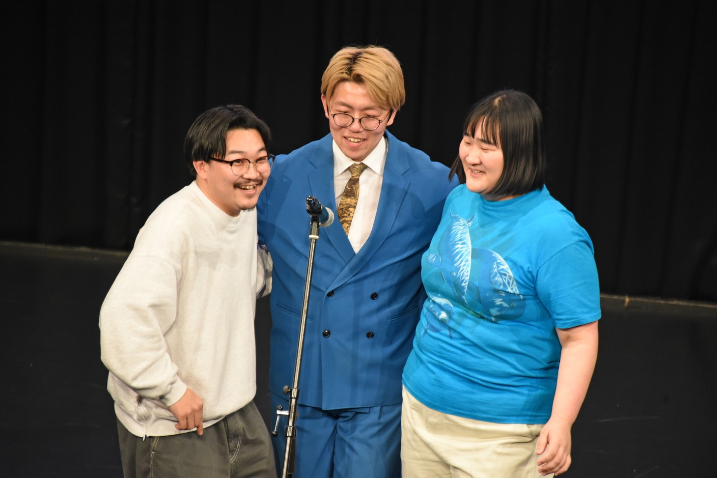 オズワルド伊藤（左）を助けに来たナイチンゲールダンス・中野なかるてぃん（中央）、ヨネダ2000愛（右）。