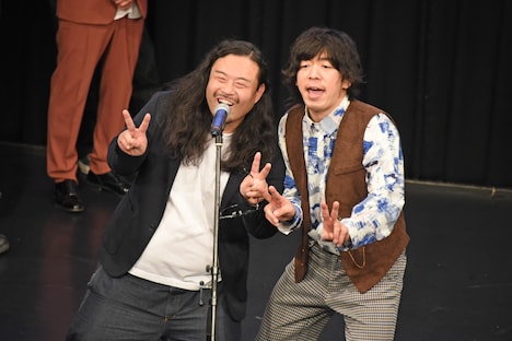 力を合わせてヨーデルを披露するも、声が小さかったカゲヤマ・タバやん（左）、ロングアイランド松原（右）。