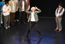 奇怪な動きを繰り広げる真空ジェシカ・ガク。