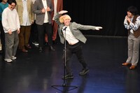 奇怪な動きを繰り広げる真空ジェシカ・ガク。