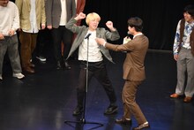 奇怪な動きを繰り広げる真空ジェシカ・ガクを止めに入るダンビラムーチョ・原田フニャオ