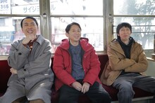 路面電車で移動する有吉弘行とアンガールズ。(c)RCC