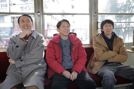 路面電車で移動する有吉弘行とアンガールズ。(c)RCC