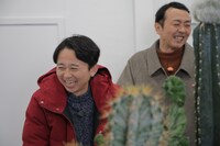 サボテンが並ぶ植物店でのワンシーン。(c)RCC