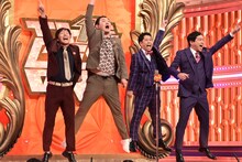 「ザ・ベストワン」でコラボ漫才を披露するマシンガンズ×ウエストランド。(c)TBS