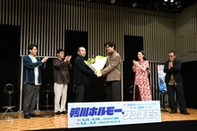 先日直木賞を受賞した万城目学へ中川大輔から花束を贈呈した場面。