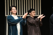 万城目学へ拍手を送る男性ブランコ。