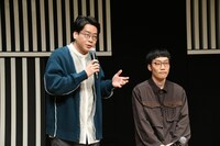 キャスト全員平井だと思って稽古に臨んで緊張を和らげたいと語る男性ブランコ浦井（左）。