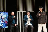 自分が演じる松永というキャラクターを原作者の万城目学が忘れていたことに思わず立ち上がる男性ブランコ平井（右）。