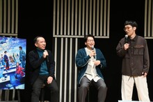 自分が演じる松永というキャラクターを原作者の万城目学が忘れていたことに思わず立ち上がる男性ブランコ平井（右）。