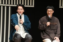 客席に双子の妹が来ていることを想像する男性ブランコ浦井（左）。